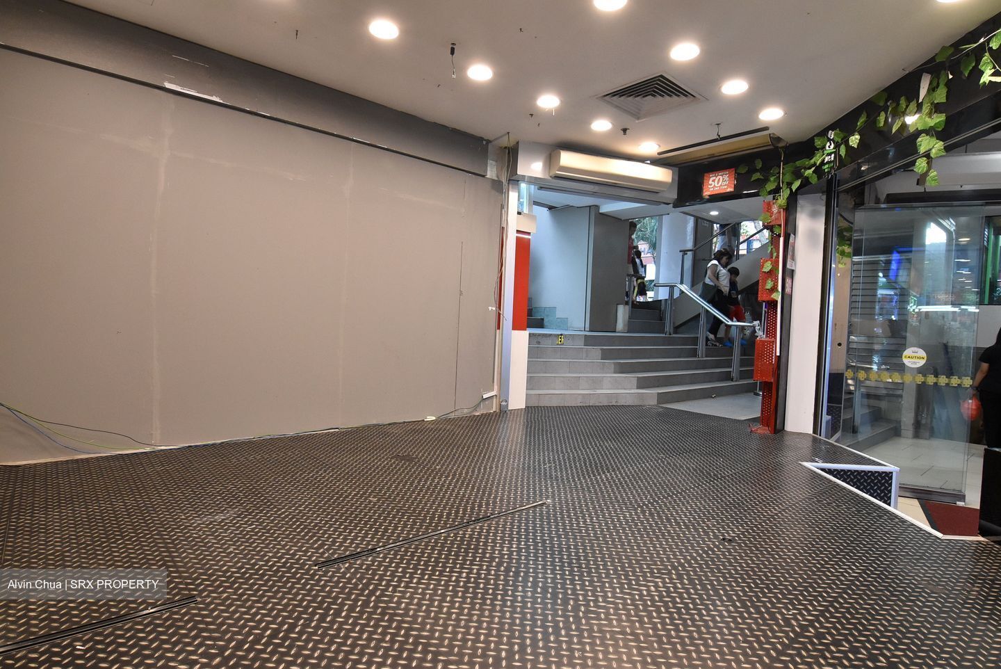 Lucky Plaza (D9), Retail #495098831